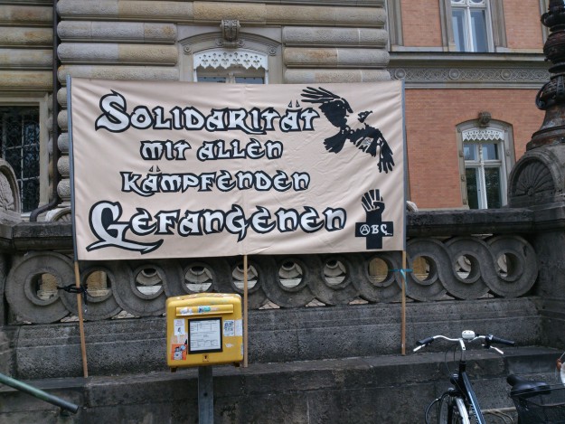 Rassemblements des 10 et 11 septembre 2014 devant le tribunal d'Hambourg, en solidarité avec Jakob et Pascal, les deux squatteurs incarcérés. Les banderoles disent: "Solidarité avec tous les prisonniers en lutte - ABC; Notre solidarité contre votre répression"