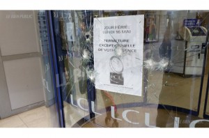 des-impacts-sur-la-vitrine-du-lcl-rue-de-la-liberte-photo-lbp-1462955582